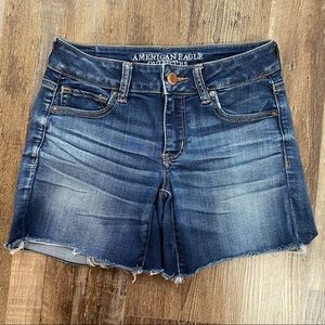 American Eagle 4 Midi Shorts, medium wash, fray hem